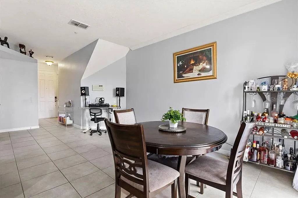 Dining Room &amp; Entry Way