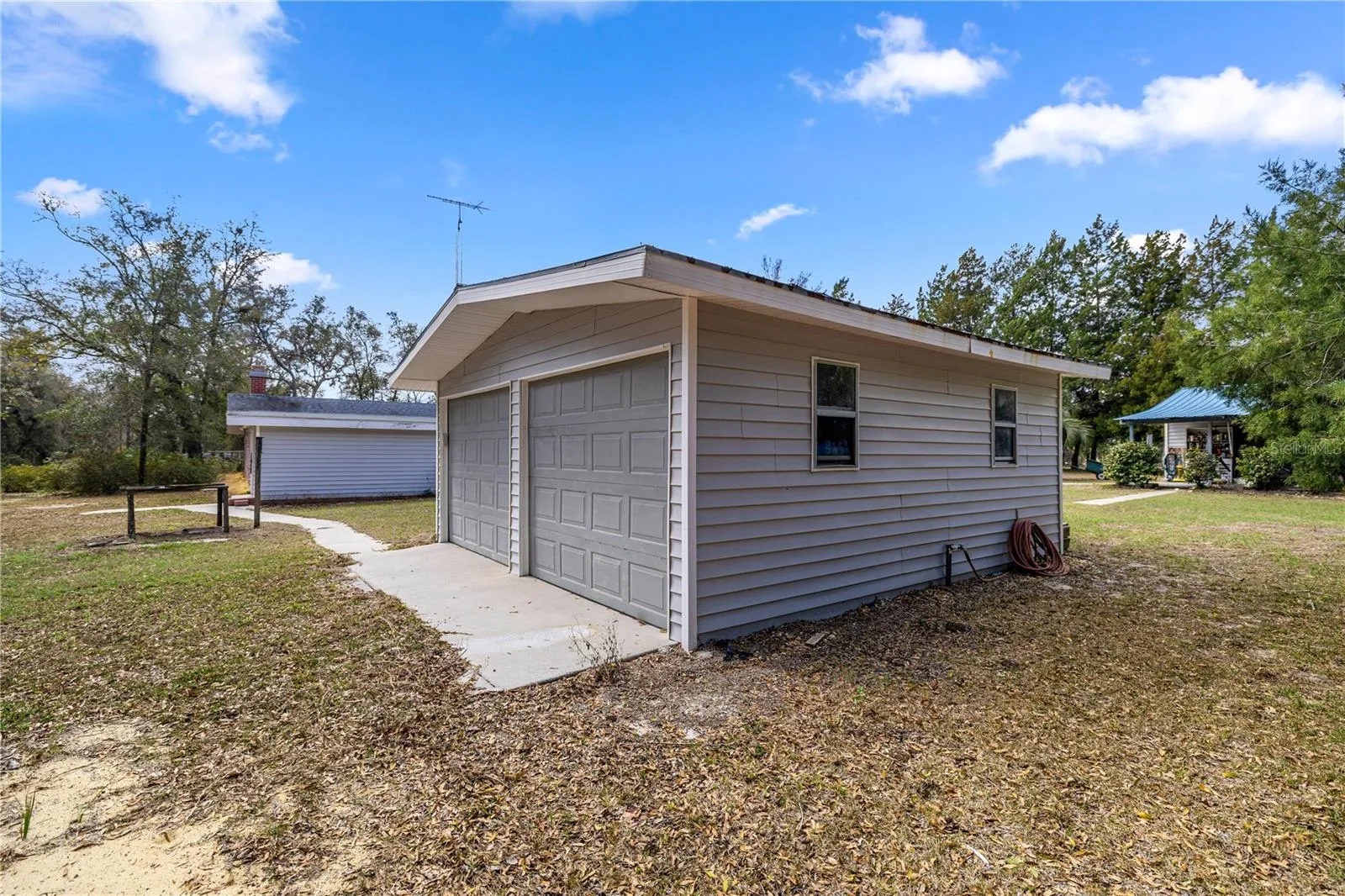 garage walkway to house