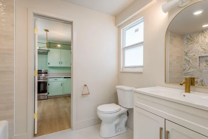 Guest / in-law apartment full bathroom, upstairs