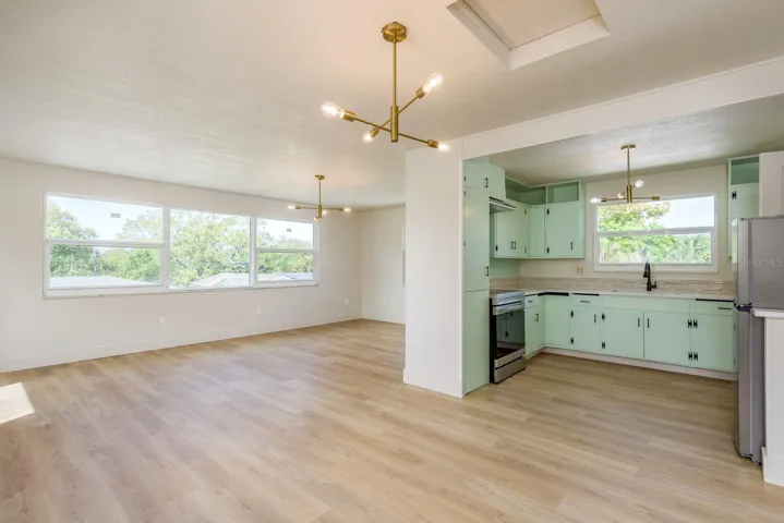 Guest / in-law apartment Dining, family room and kitchen, upstairs