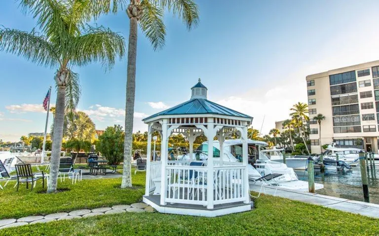 OUTDOOR GAZEBO ON THE MAIN INTRACOASTAL WATERWAY FOR YOUR ENJOYMENT--