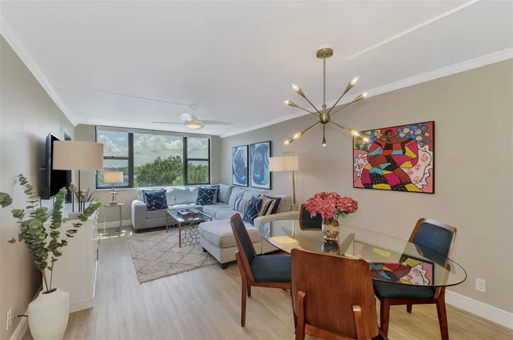 GREAT DINING AREA OPEN TO THE LIVING ROOM