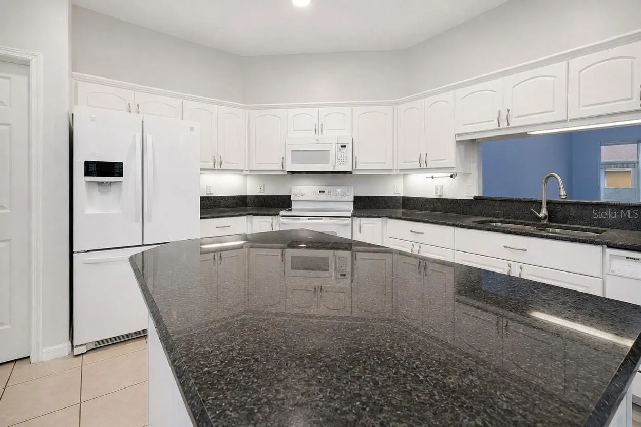 Kitchen w/Large Granite Island