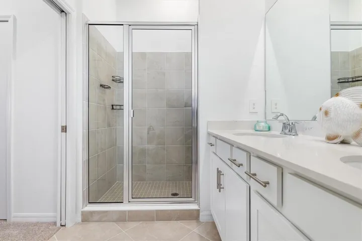 Dual sinks and quartz countertops