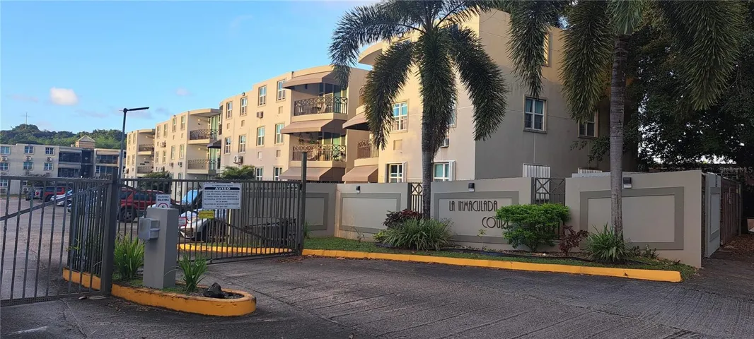 Front view of Condominio Inmaculada Court