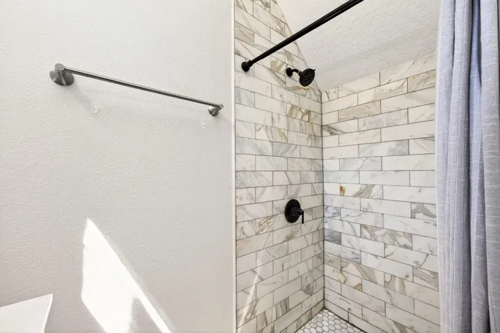 Primary en-suite bath.