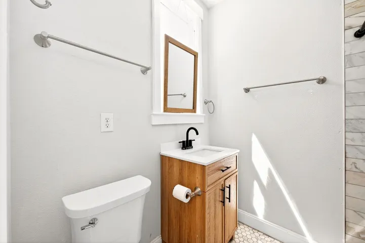 Primary en-suite bath.