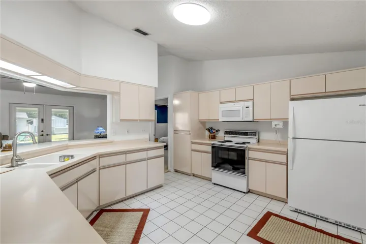 Lots of room in the kitchen.