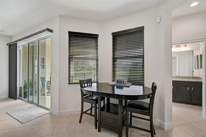 Here you have a pleasant breakfast/dinner spot with views of the pond