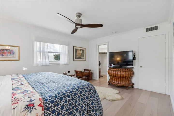 Primary bedroom with Walk-In Closet