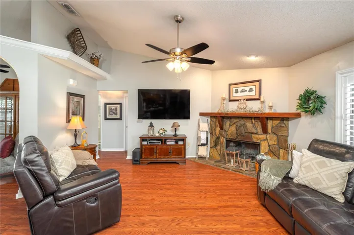 Family Room w Fireplace