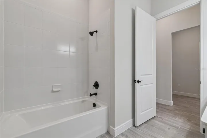 Shared bathroom for the secondary bedrooms.