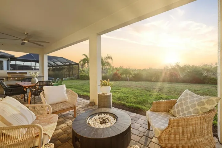 ideal place to watch the most beautiful sunrises & enjoy your morning coffee or drink around the fireplace at night.