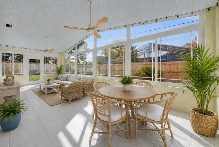 Florida room - Virtually Staged
