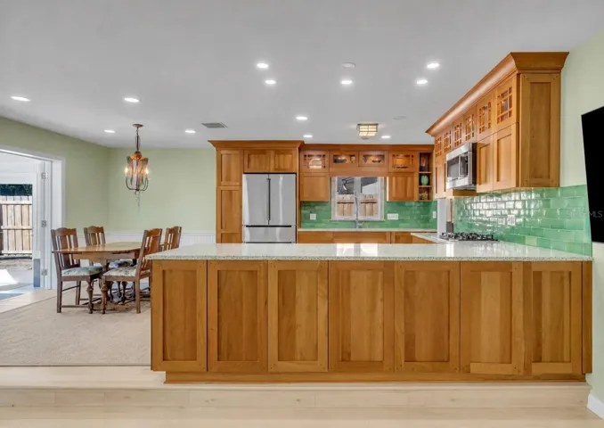 Updated kitchen with eat-in area
