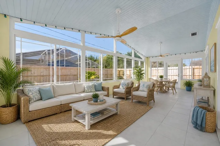 Florida room - Virtually Staged
