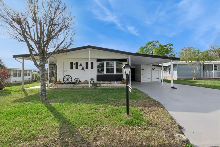 Great curb appeal for this Zellwood Station home