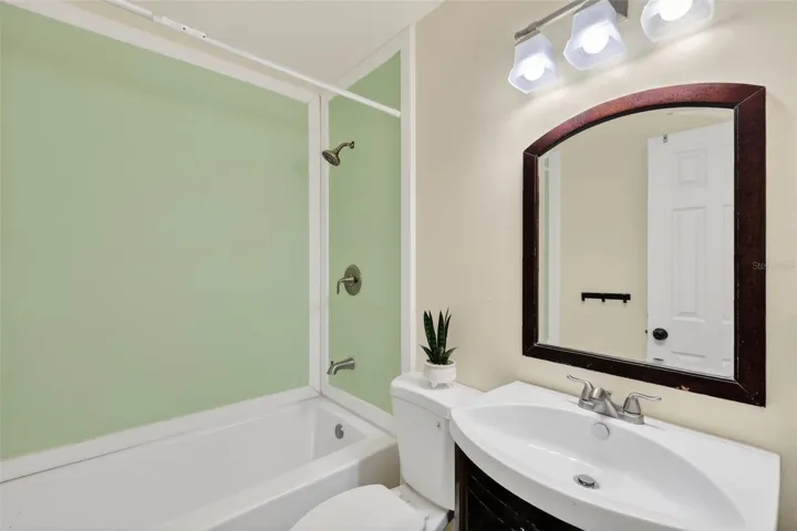 Guest full bathroom.