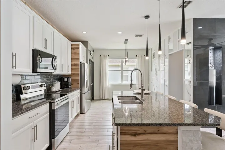 Kitchen Island & Prep Space