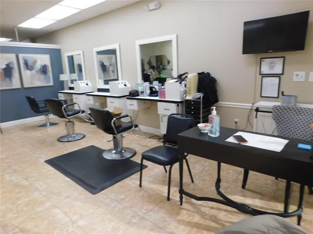 6 Hair Stations