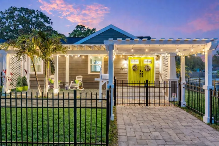 VIRTUALLY STAGED GRASS AND ADDITIONAL PAVERS