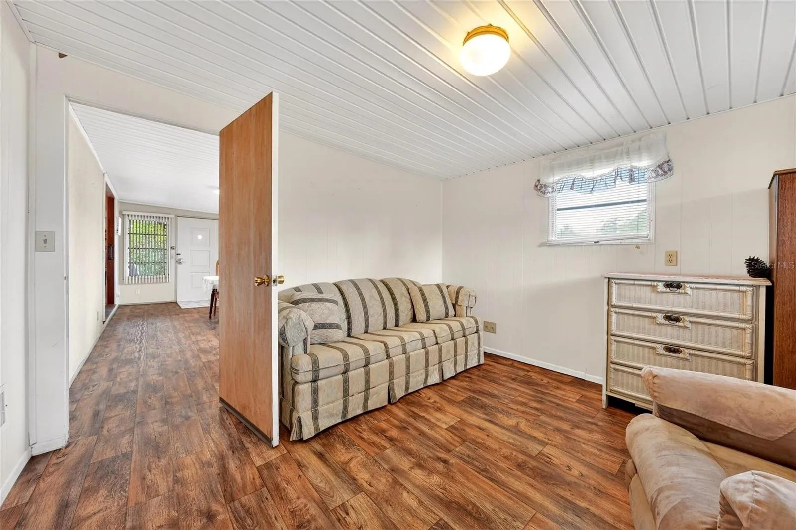 Extra bedroom/den