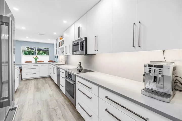 High End Bosch Series 800 Matching Appliances.  Including Induction Cooktop and Vented Exhaust