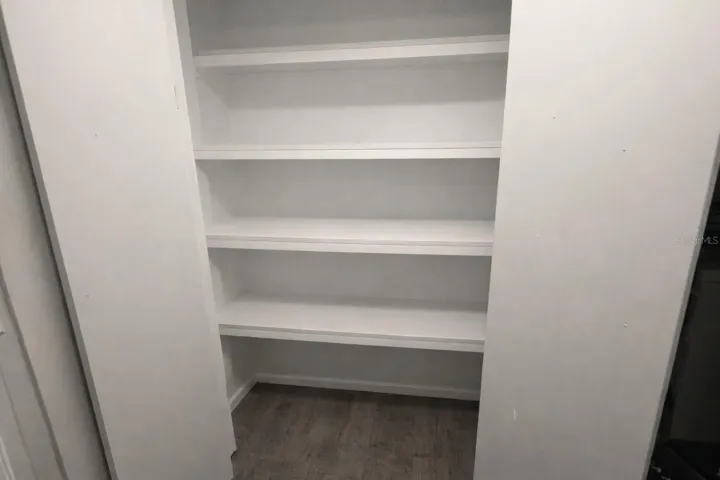 Pantry (picture virtually modified with no clutter)