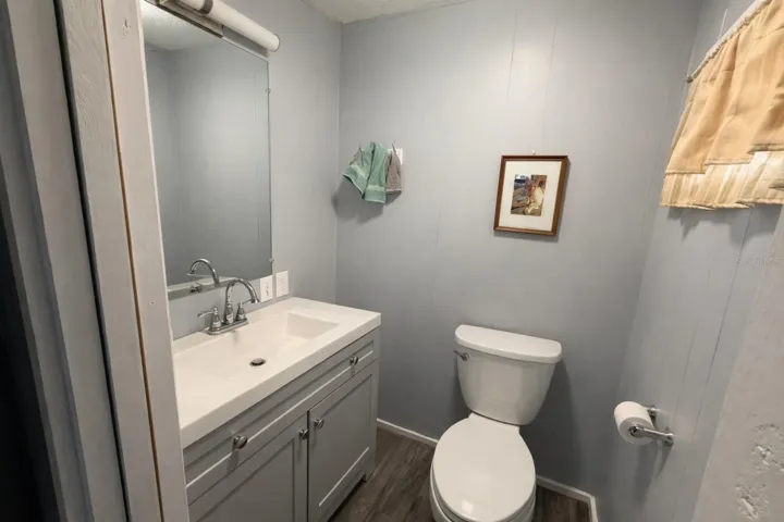 Second bathroom (picture virtually modified with no clutter)