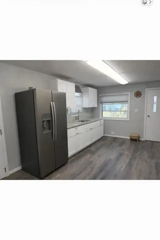 Kitchen (picture virtually modified with no clutter)