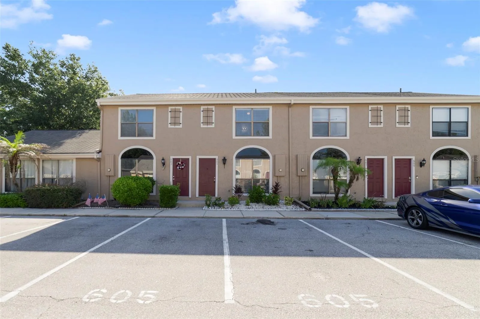 Discover carefree living in this BEAUTIFULLY MAINTAINED 2-bedroom, 2.5-bath townhome in Casa Park Villas, ideally located in the heart of Winter Springs.
