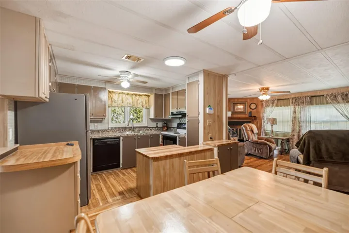 Kitchen with Breakfast Bar