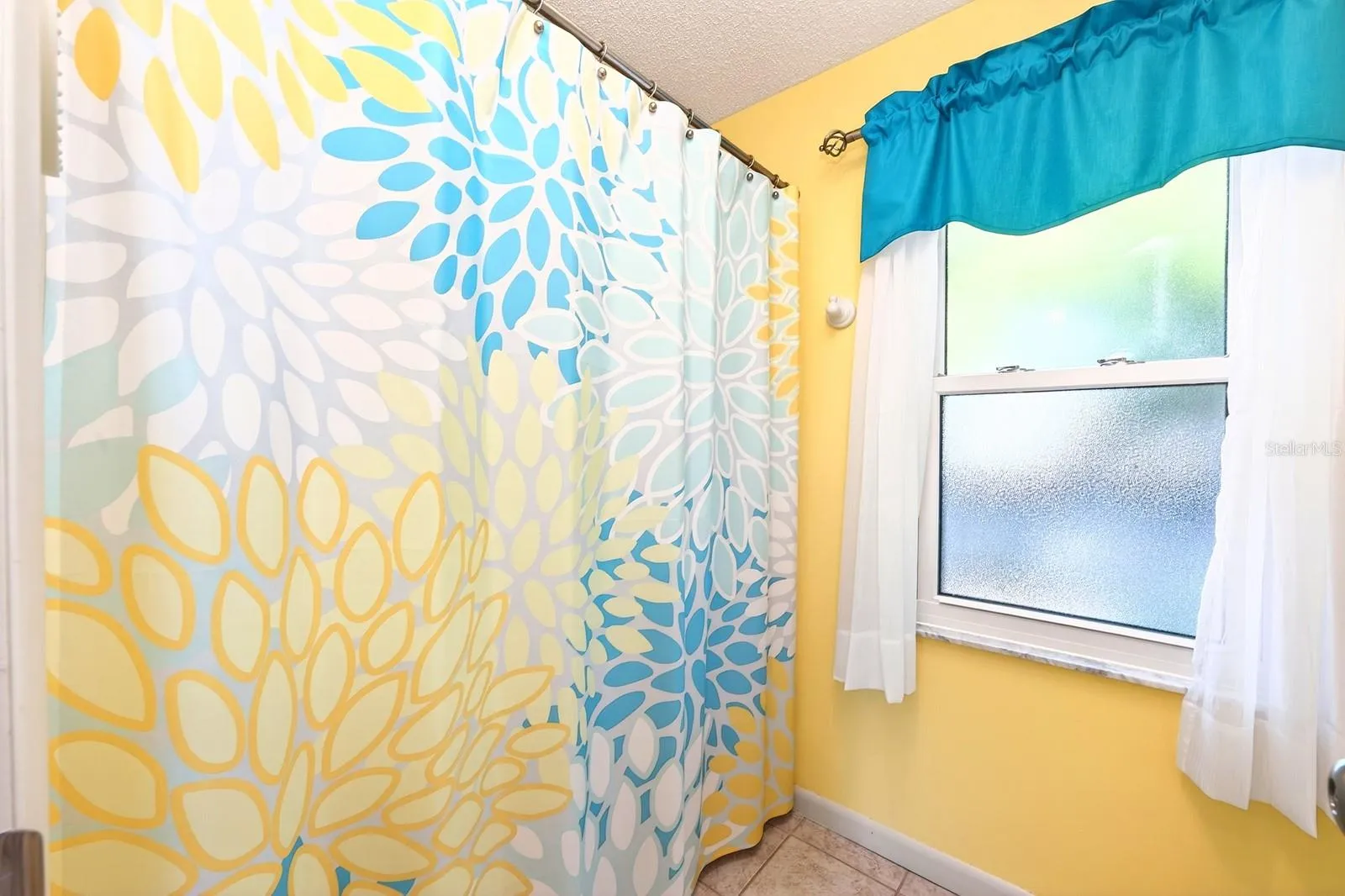Primary en-suite bath.