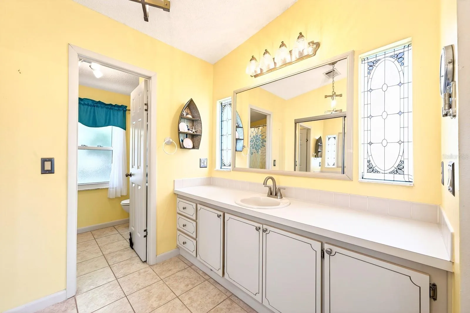 Primary en-suite bath.