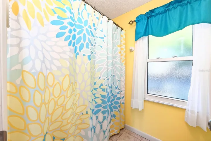 Primary en-suite bath.