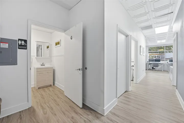 Bathroom/Hall