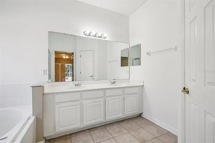 Primary en-suite bath.