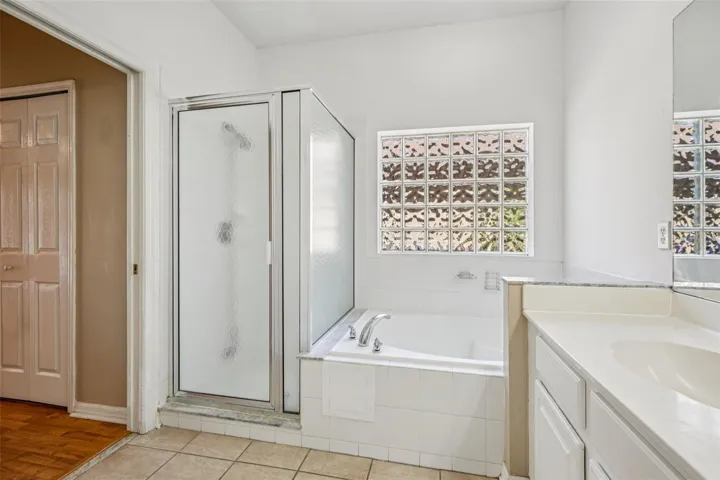 Primary en-suite bath.