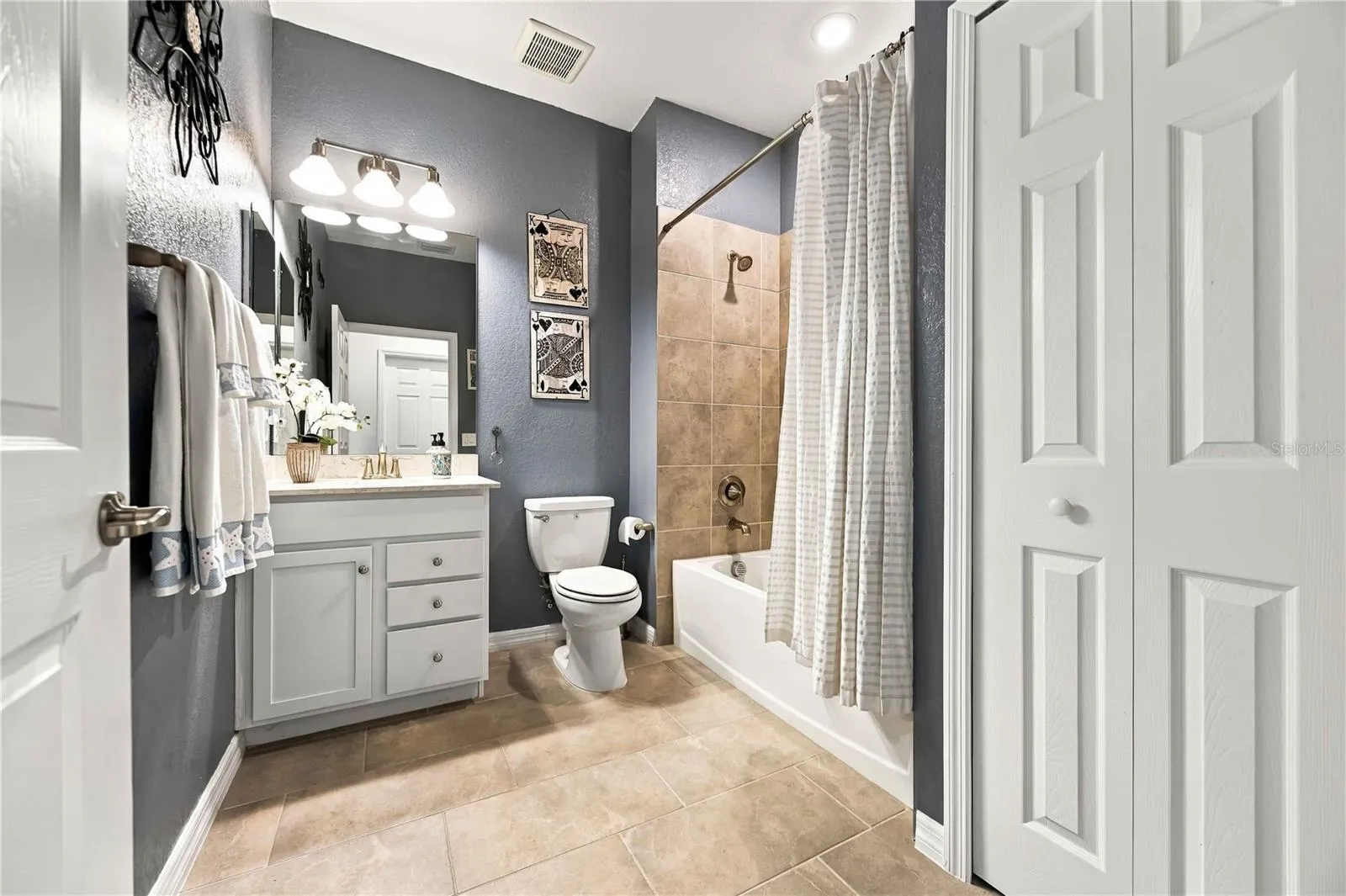 Guest bath - tub/shower combination