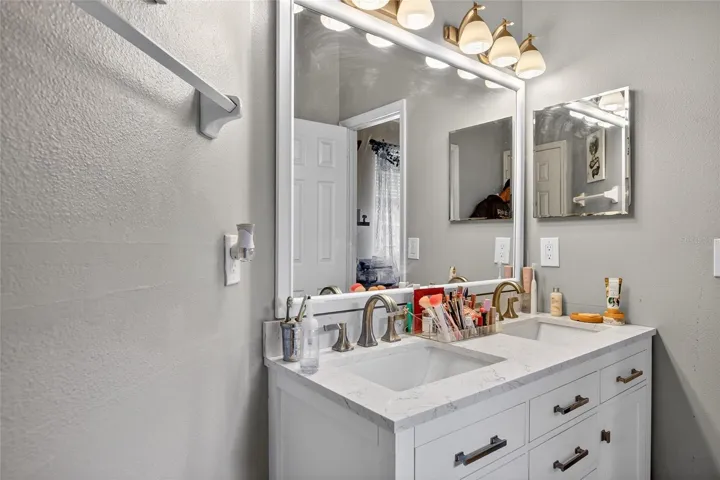 Double-sinks makes mornings much easier.