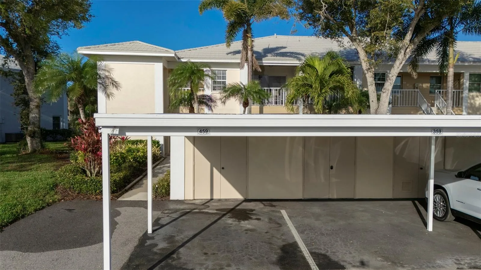 Car port.