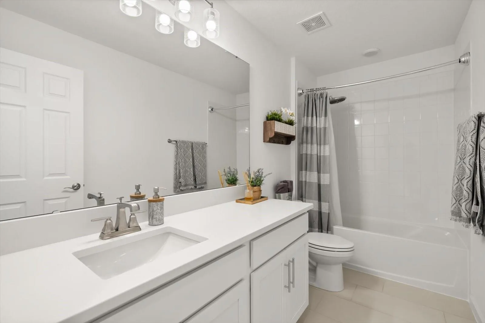 Upper Hallway Bath