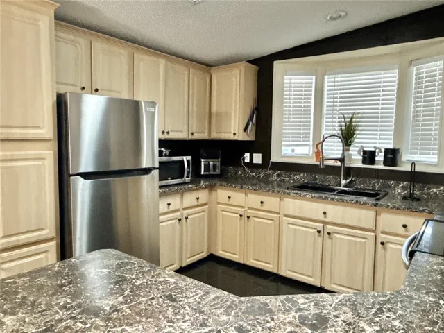 Kitchen with bar