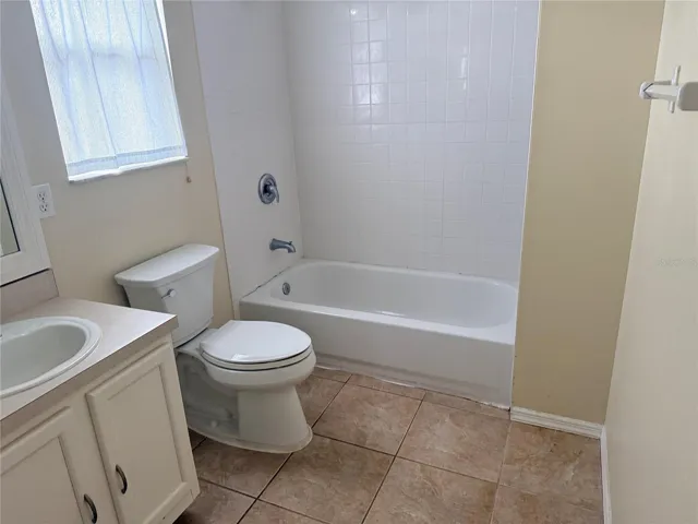 2nd upstairs tub bath