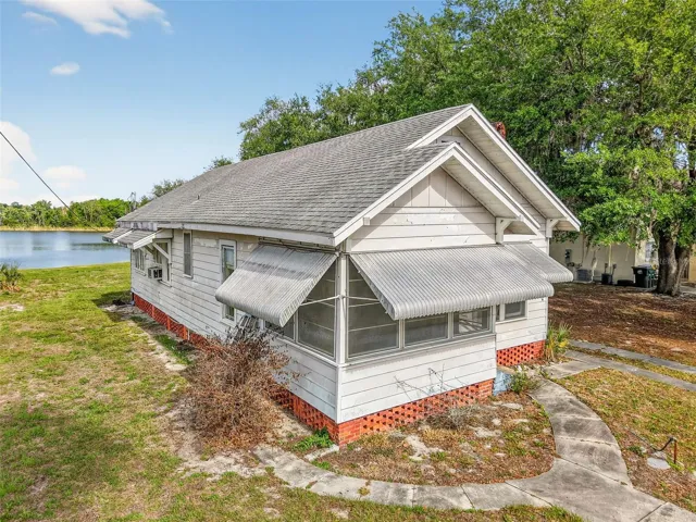 1900 LAKEFRONT BUNGALOW