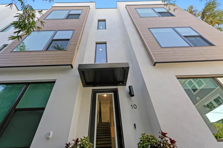 New Corner modern Townhome in the heart of S Tampa's Soho neighbohood