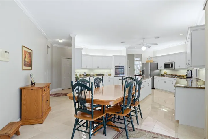 Eat-in kitchen space