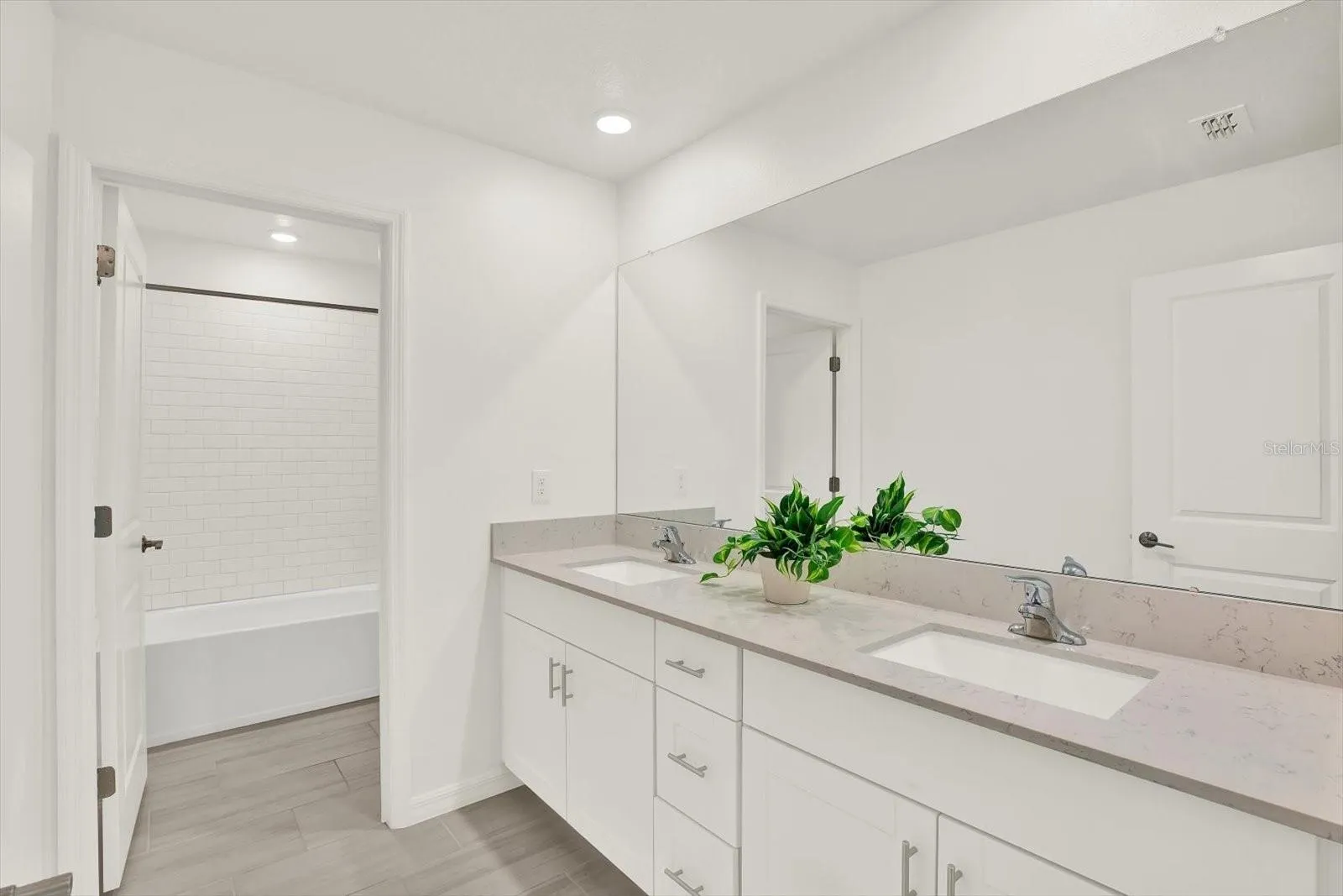 2nd floor full bathroom sinks