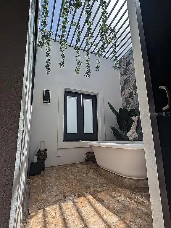 Outdoor tub room 11