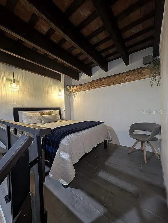 Room 8 (loft)